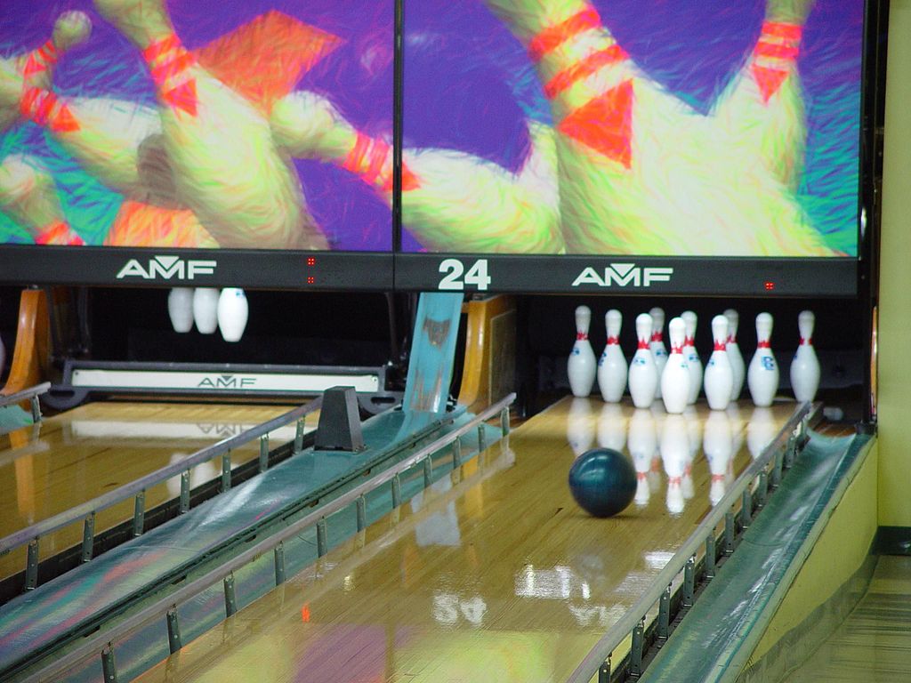 1024px-Bowling_ball_looking_good_for_a_strike