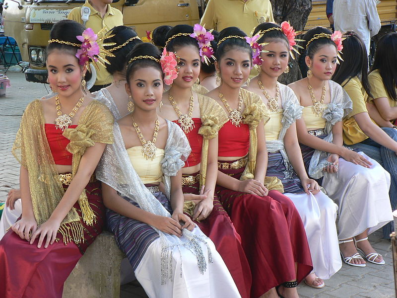 Thai_traditional_costumes_Chiang_Mai_2005_033