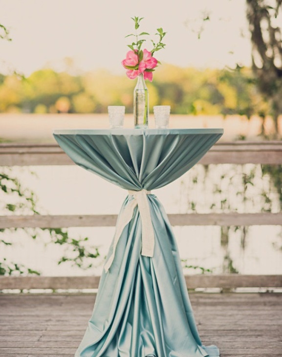 Wedding-Cocktail-Hour-Decorations_Light-Blue