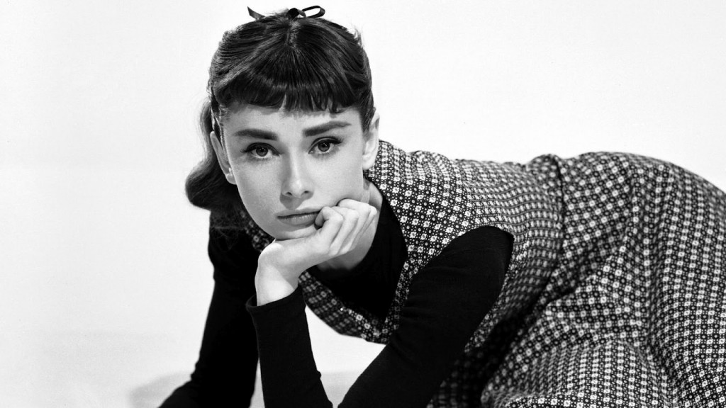 Audrey-Hepburn-posa-per-Sabrina