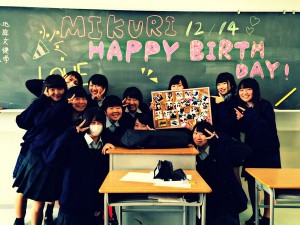 誕生日にクラスのみんなで教室の黒板をアート！消せなくなるほど嬉しいプレゼントを贈ろう☆