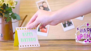 誕生日の想い出をその場でカードにするアプリ『moovin』、飾れるムービーメッセージ