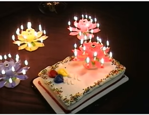 炎の花とバースデーソングがテーブルに 誕生日サプライズに不思議なキャンドルはいかが 誕生日プレゼント Birthdays 誕生日ポータル One Birthdays