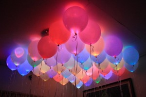 まるでライブみたい!?「人と違うことがしたい」大人に、光る風船に囲まれて過ごす誕生日を！ ＃LEDバルーン