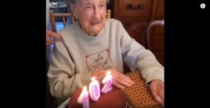 【爆笑必須】102歳のおばあちゃんの誕生日に起きた爆笑事件！