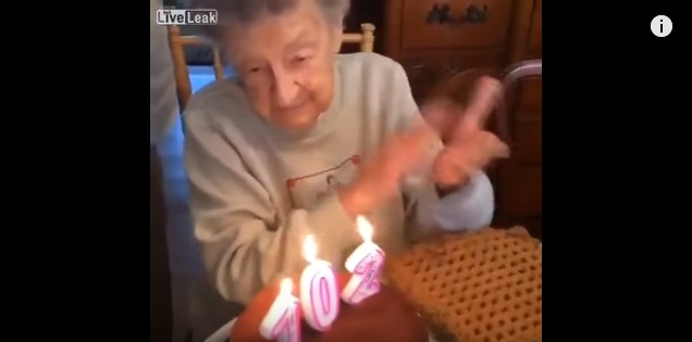 爆笑必須 102歳のおばあちゃんの誕生日に起きた爆笑事件 誕生日プレゼント Birthdays 誕生日ポータル One Birthdays