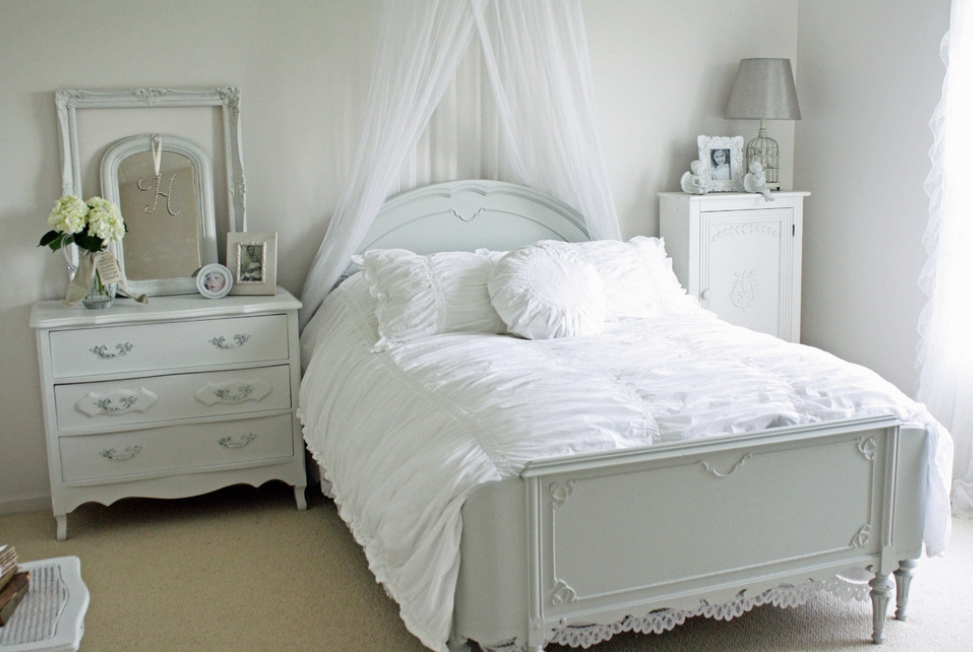 beyaz-country-stili-yatak-odasi
