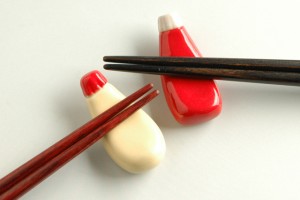 ごはんを食べるのが好きな20代後半の友だちに。5,000円以下で買えるオモシロ箸置き10選。