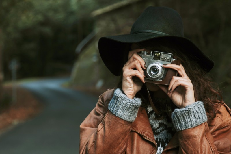 girl with hat and camera outdoor