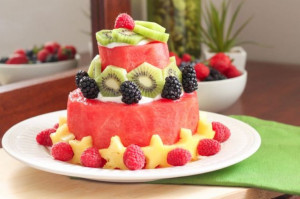 北米で人気のフルーツケーキで、ファーストバースデーをお祝い♪デザインと作り方を紹介！