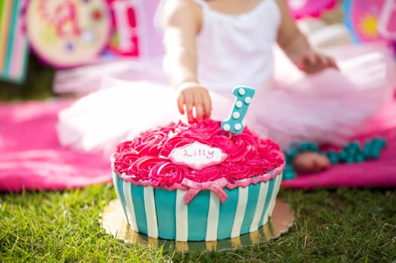 1歳の誕生日はフォトジェニックなスマッシュケーキでお祝い 海外のデザインがスゴイ 誕生日プレゼント Birthdays 誕生日ポータル One Birthdays