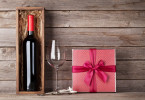 ワインとグラスとプレゼント