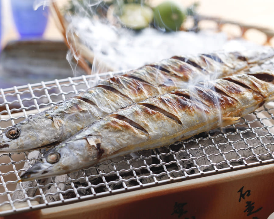 七輪で焼いた秋刀魚